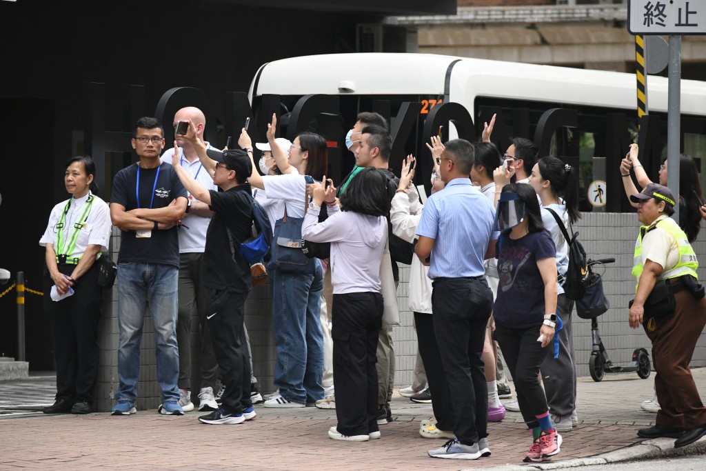 学校门口有市民围观。何健勇摄