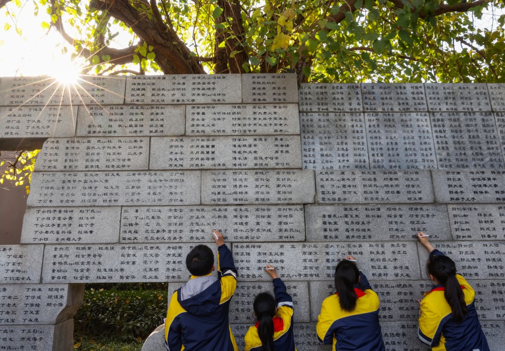 南京大屠殺死難者家庭祭告活動。中新社 南京大屠殺死難者家庭祭告活動。中新社