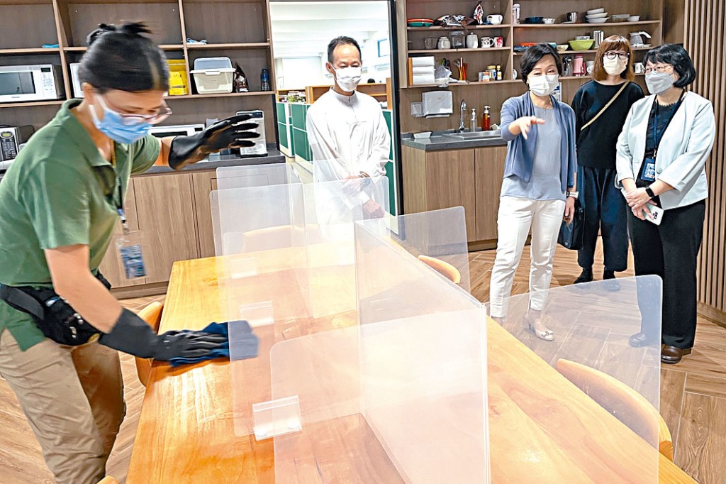 蔡若蓮（右三）昨到訪聖若瑟書院，視察開學前防疫工作。