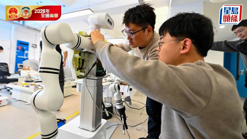 天津智易時代科技工作人員正在測試機械人。新華社