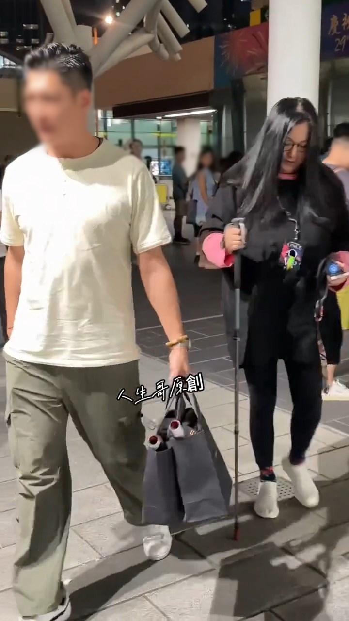 李珊珊行路時要依賴登山杖輔助。