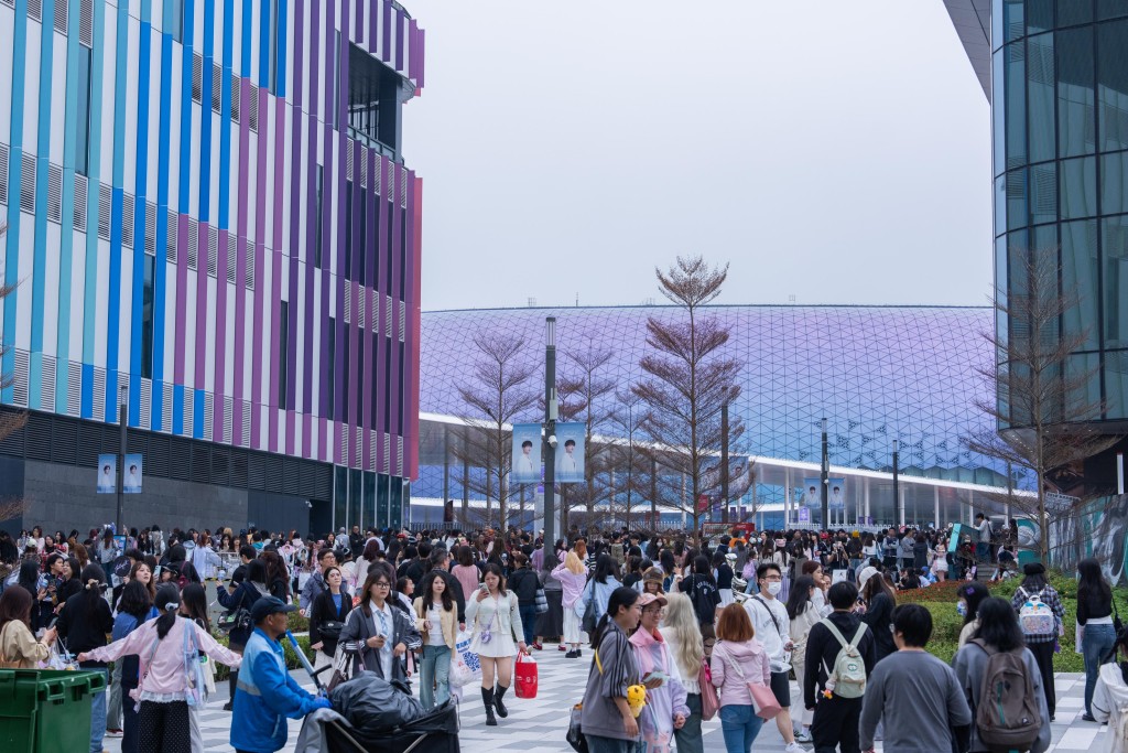 除“社区同乐日”外，启德主场馆同日举行大型演唱会，启德体艺馆亦上演电竞赛事，充分展现园区集体 育、娱乐及文化于一身的综合优势，同时带动社区参与，让盛事氛围融入市民生活。