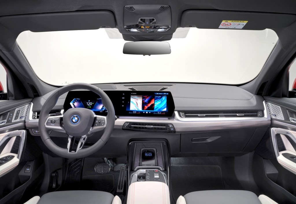 一体式曲面数码化仪表连大型触控屏幕，内附BMW Live Cockpit Professional多媒体系统