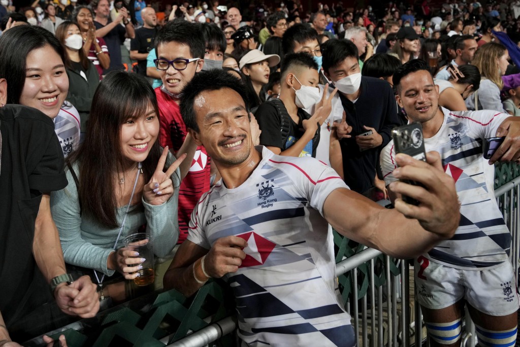 姚锦成（前排左）赛后被大量球迷要求合照。苏正谦摄