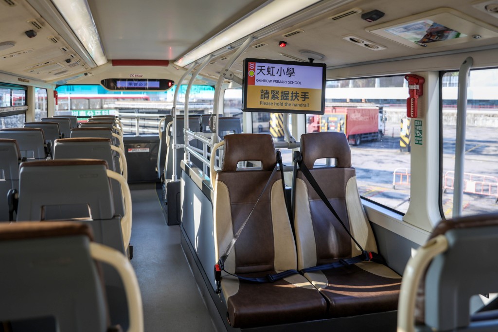 部分巴士上層亦已安裝安全帶。何家豪攝
