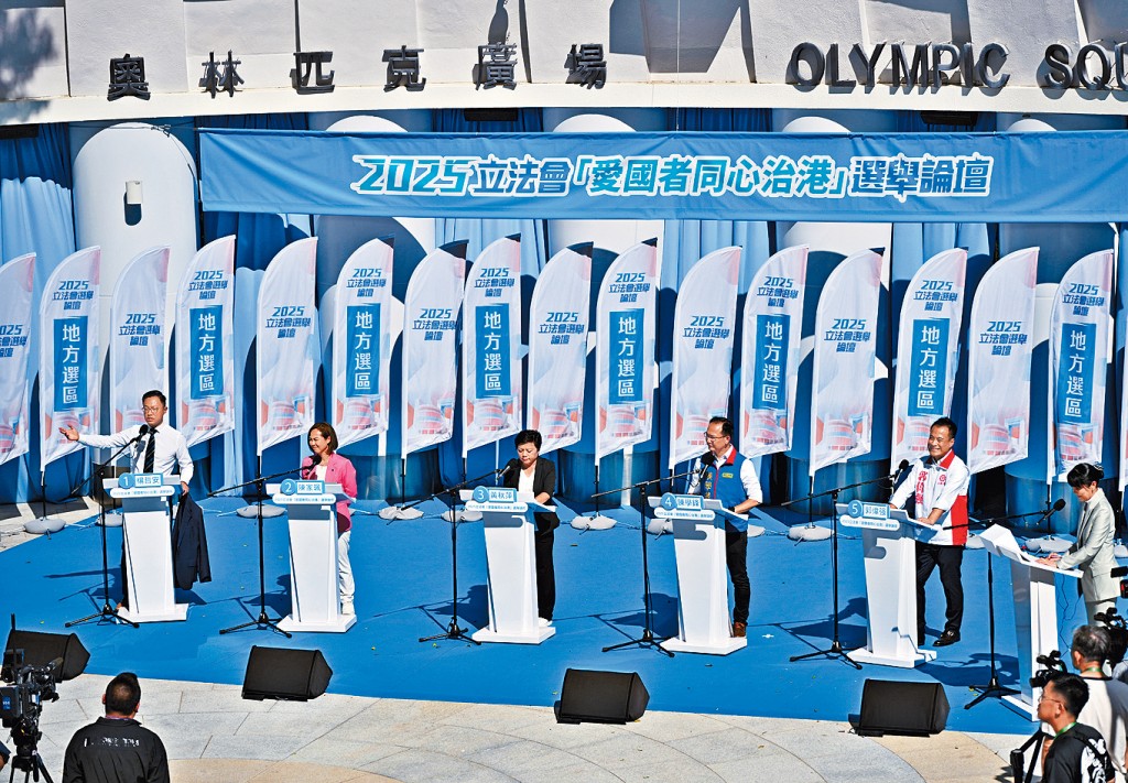 香港島西地方選區論壇出席候選人，包括（左起）自由黨楊哲安、新民黨陳家珮、黃秋萍、民建聯陳學鋒及工聯會郭偉强。