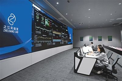 杭州之江實驗室計算與數據中心的工程師通過「之江雲」系統監測服務器集群的運行狀態。 新華社