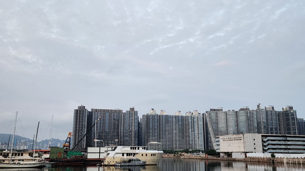 本港地區今日大致多雲,初時有幾陣驟雨,局部地區有雷暴。黎志偉攝 本港地區今日大致多雲,初時有幾陣驟雨,局部地區有雷暴。黎志偉攝
