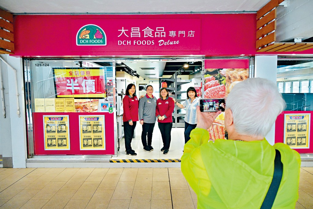 坪石邨大昌食品「最後一日」,有街坊到場與店員話別,更在門前合影。