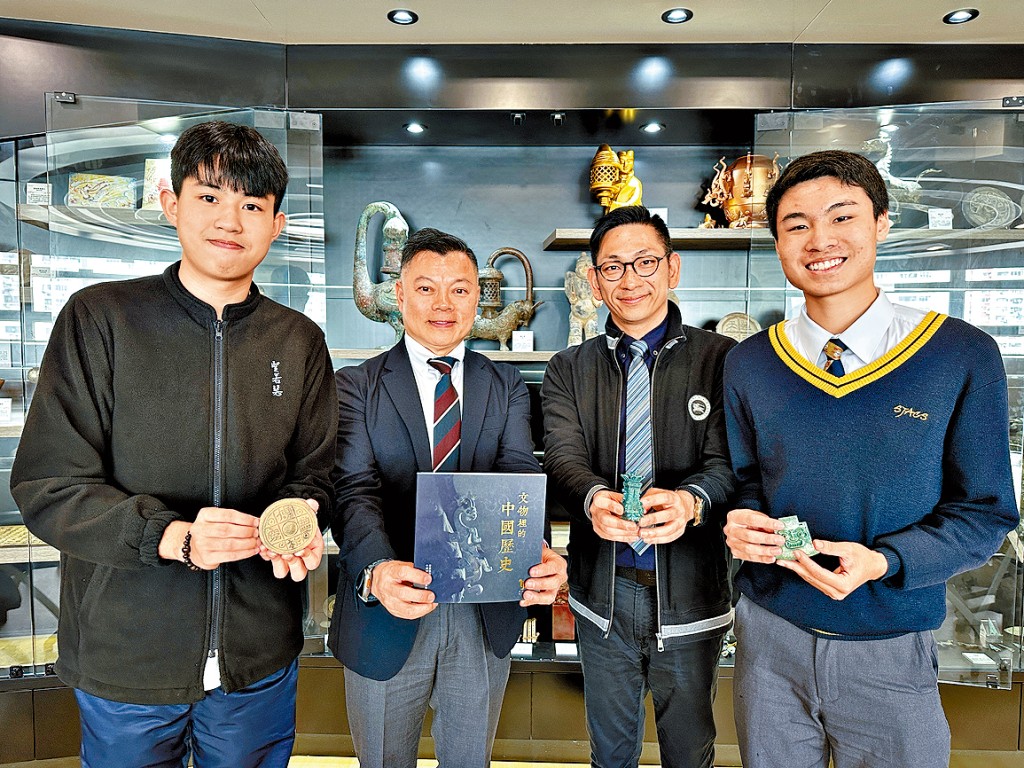 聖若瑟英文中學成立「中史文物展示活動教室」，讓學生通過賞析文物學習中史。左起為李朗森、潘永强、陳少波、陳頌之。
