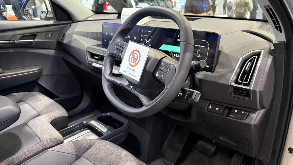 起亞KIA EV5純電動SUV搭載雙12.3吋數碼儀表板連中控觸屏、多功能軚盤附+/-動能回收撥片。