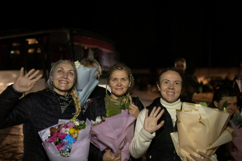 獲釋的女子抵達烏克蘭扎波羅熱。路透社