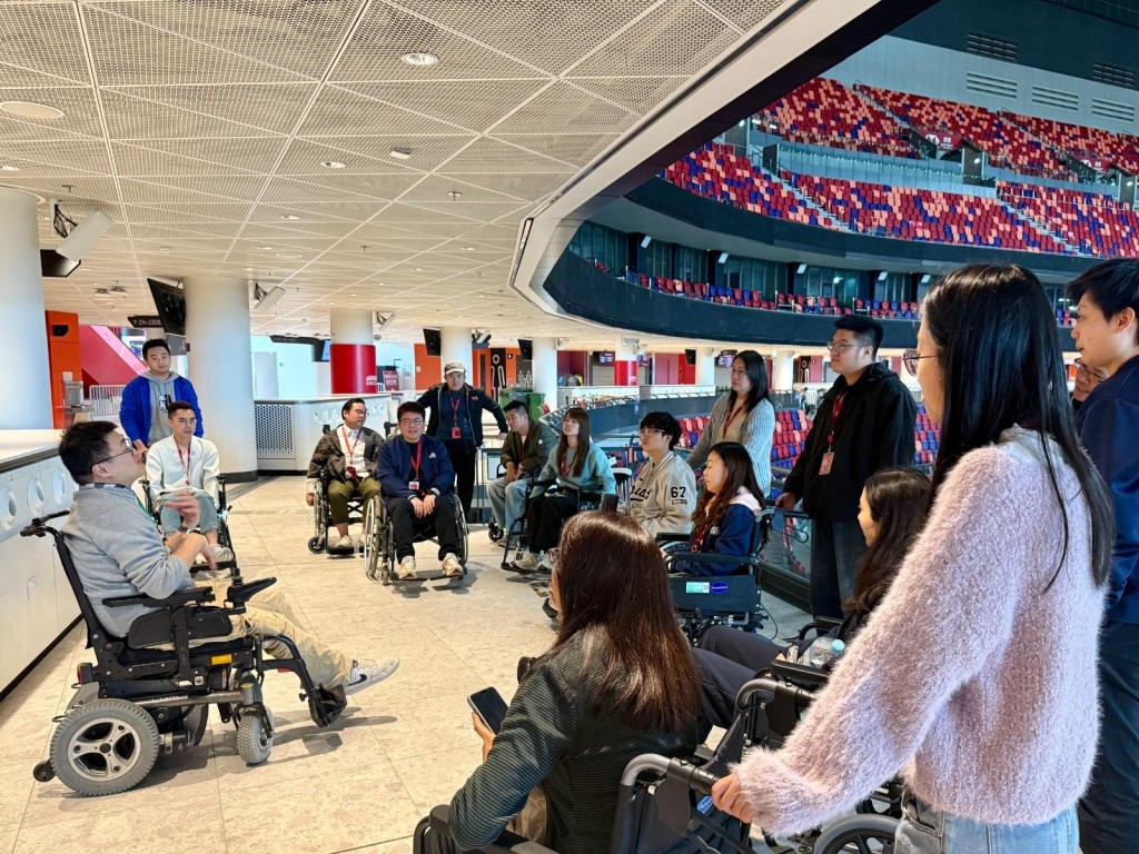 啟德體育園近日與香港傷健協會合辦「無障礙賓客服務」體驗式培訓。