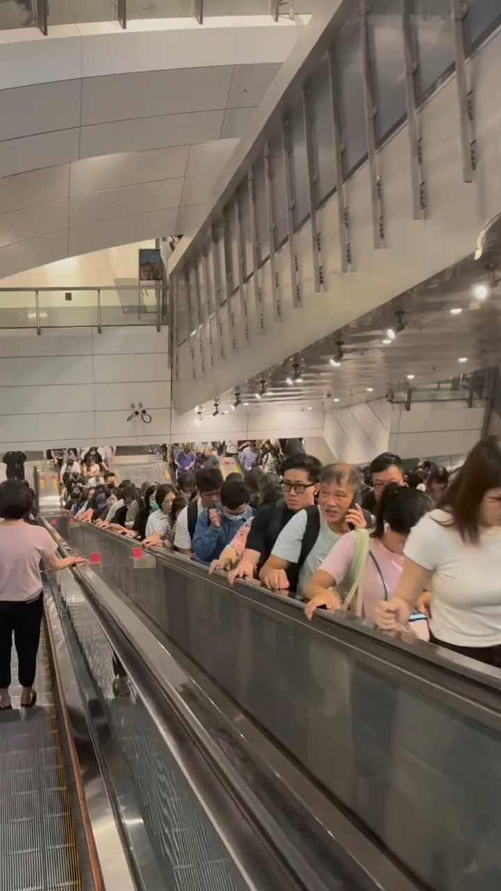 假期翌朝,內地網民在金鐘站拍下大批打工仔趕上班的擁擠畫面。 假期翌朝,內地網民在金鐘站拍下大批打工仔趕上班的擁擠畫面。