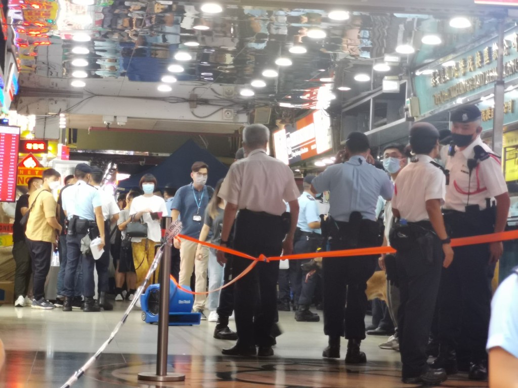 警員在重慶大廈拉起封鎖線。