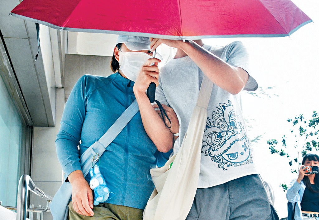 被控虐儿的赵轶群（左）获准自签2000元及守行为3年。