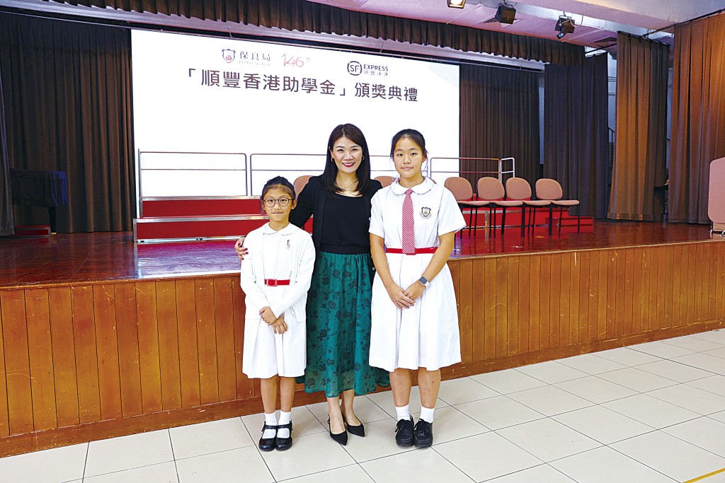 順豐香港公共事務及傳訊部負責人廖家欣與順豐香港助學金計劃嘉許學生合照。