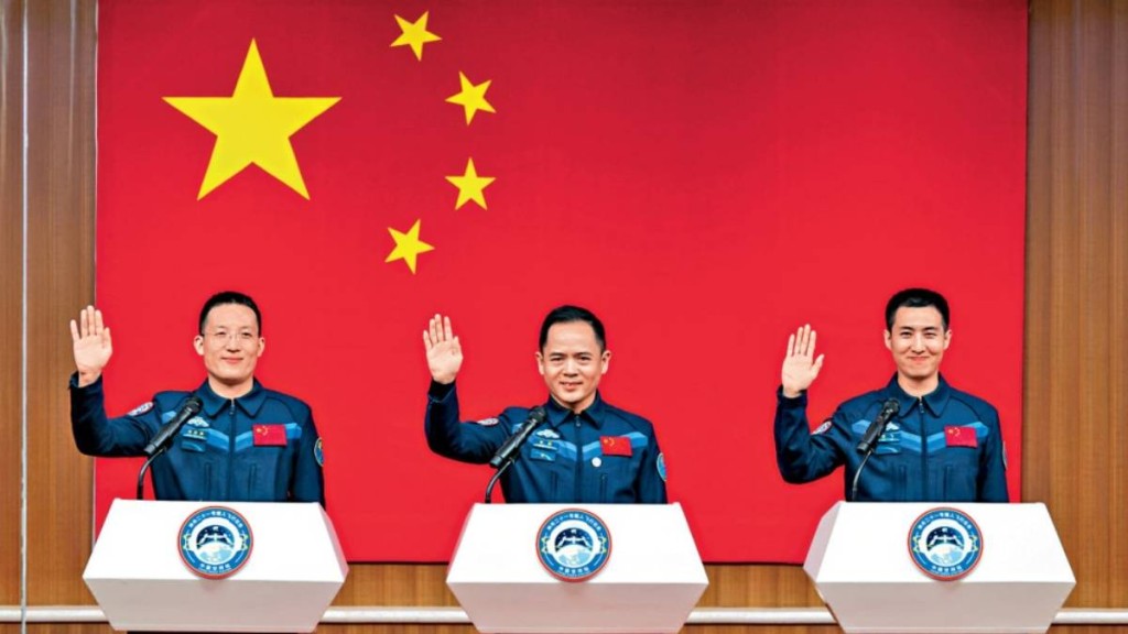 神舟二十一號太空人張陸(中)、武飛(右)、張洪章。