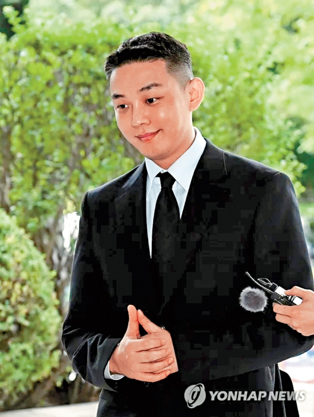 韓國影帝劉亞仁去年爆出涉毒,昨日一審時被判監1年,當庭扣留。