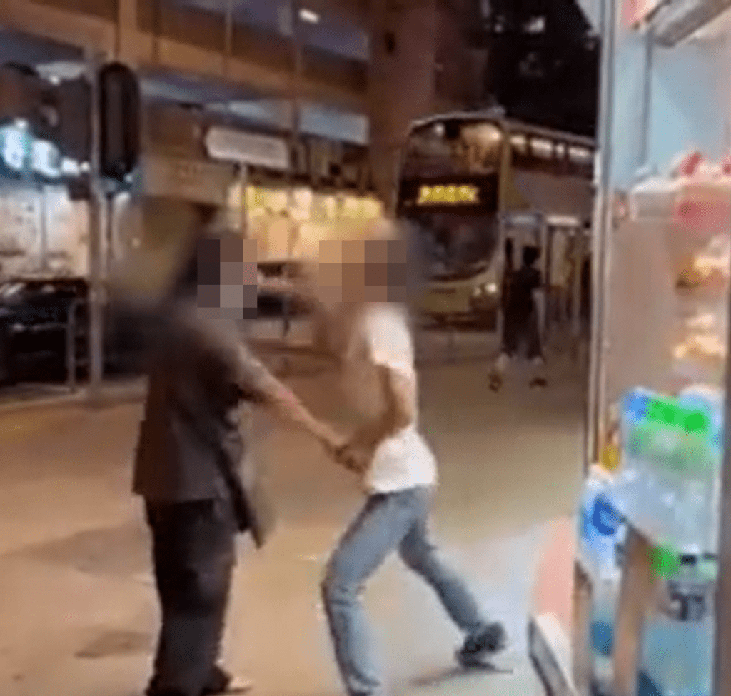 两名老翁在一间便利店外激战。网上图片