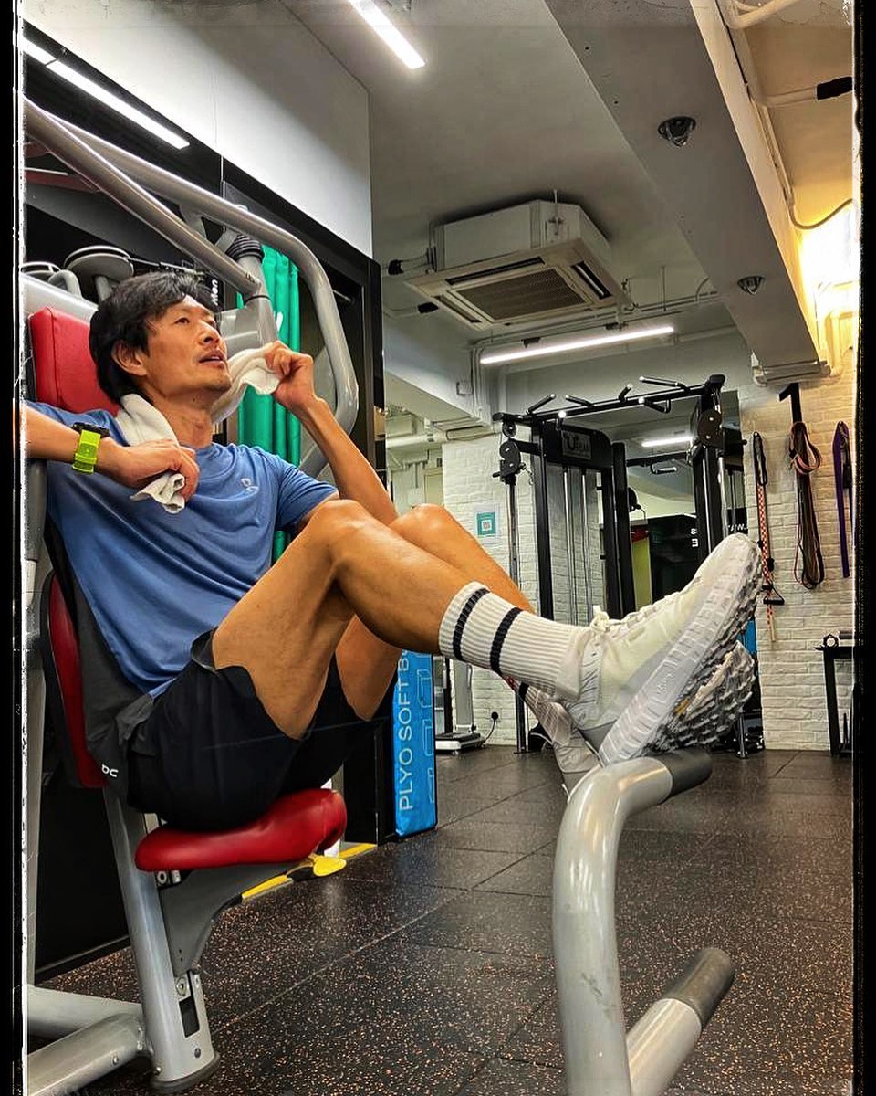 60岁的黄德斌注重健康，经常做运动。