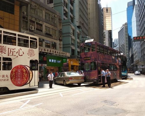 中環德輔道中有私家車與電車相撞意外。「香港突發事故報料區」fb群組
