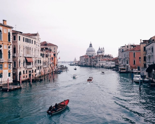 威尼斯在1987年被联合国教科文组织列为世界遗产。unsplash图片