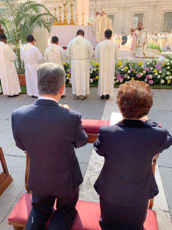 台灣副總統陳建仁（左）與夫人羅鳳蘋於10月13日出席英國紐曼樞機主教等五位天主教先人封聖大典。（中央社）