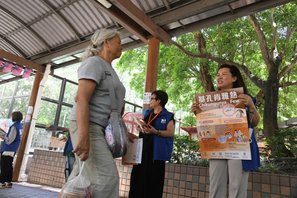 關愛隊手持宣傳海報,提醒居民預防被蚊叮咬。 關愛隊手持宣傳海報,提醒居民預防被蚊叮咬。