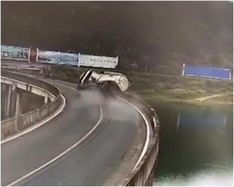 水泥車爆胎撞毀橋護欄翻側在路面上。網圖