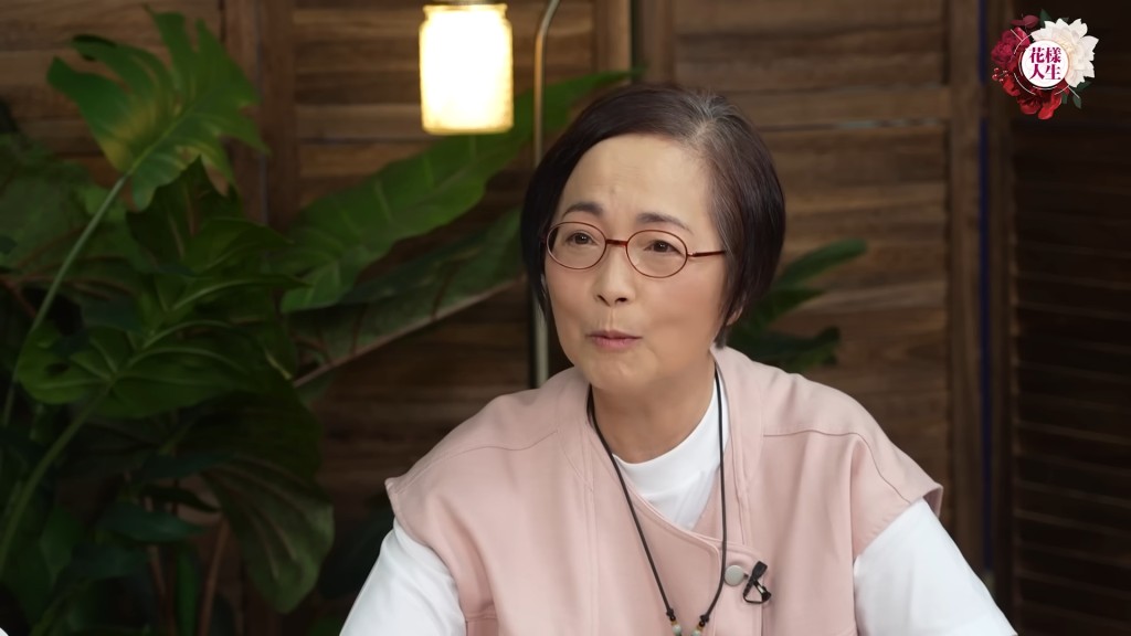 苑瓊丹因為沒有染髮,露出銀絲。 苑瓊丹因為沒有染髮,露出銀絲。