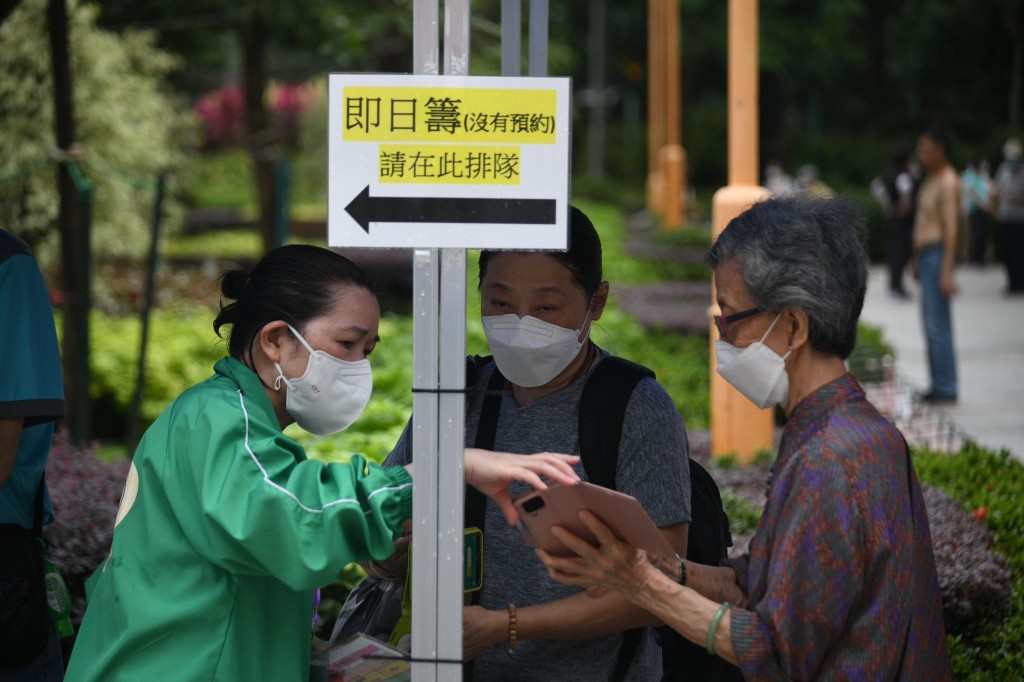 市民排隊接種疫苗。