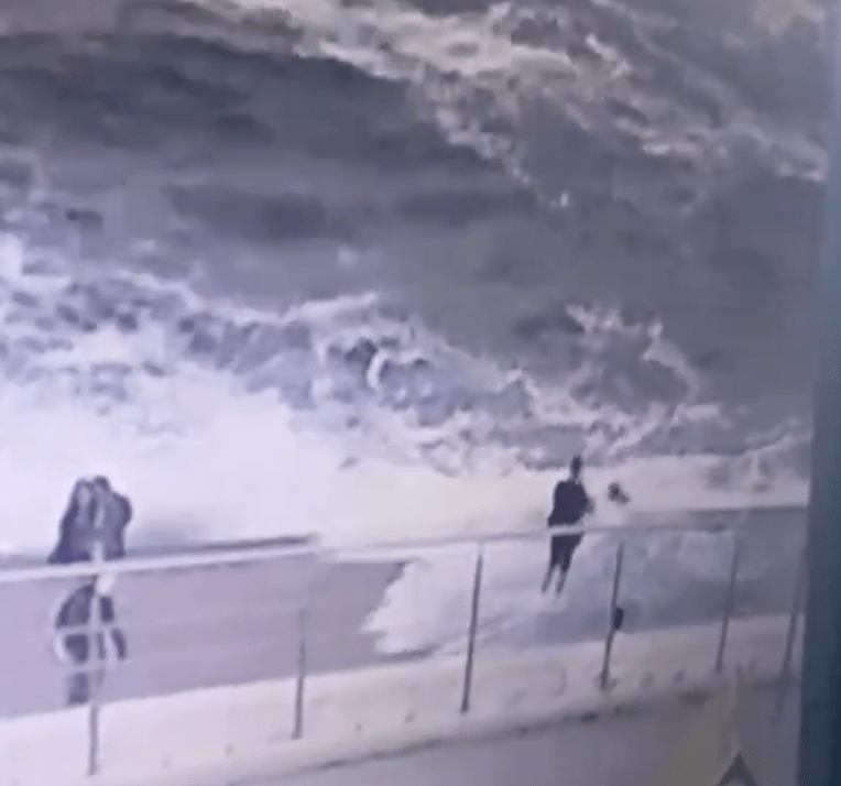 突然一个巨浪涌上堤边，欧列舒克明显没有为意，一个不慎被巨浪冲跌，整个人跌在地上。