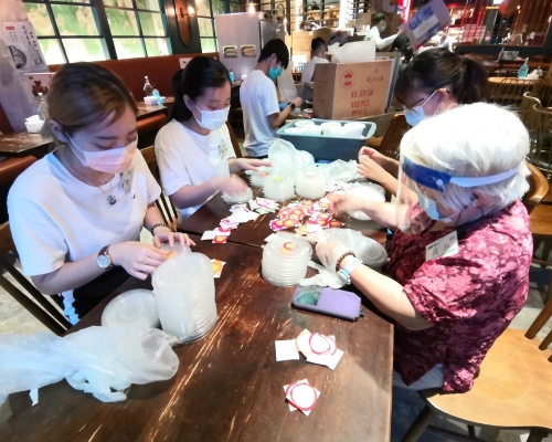 婆婆包裝飯盒。銀杏館FB