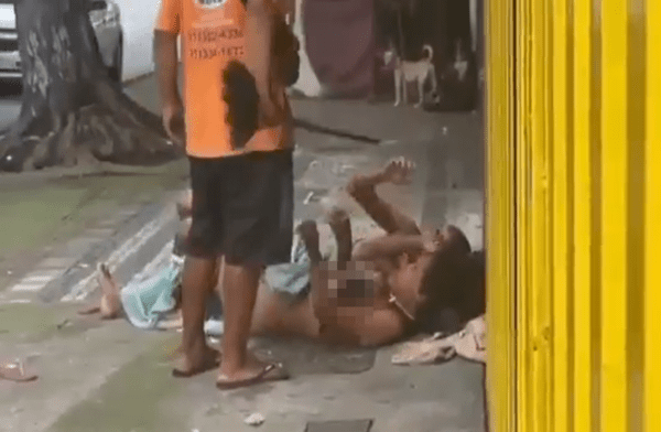 巴西男女街頭「激戰」,遭人以掃把驅趕。X圖片