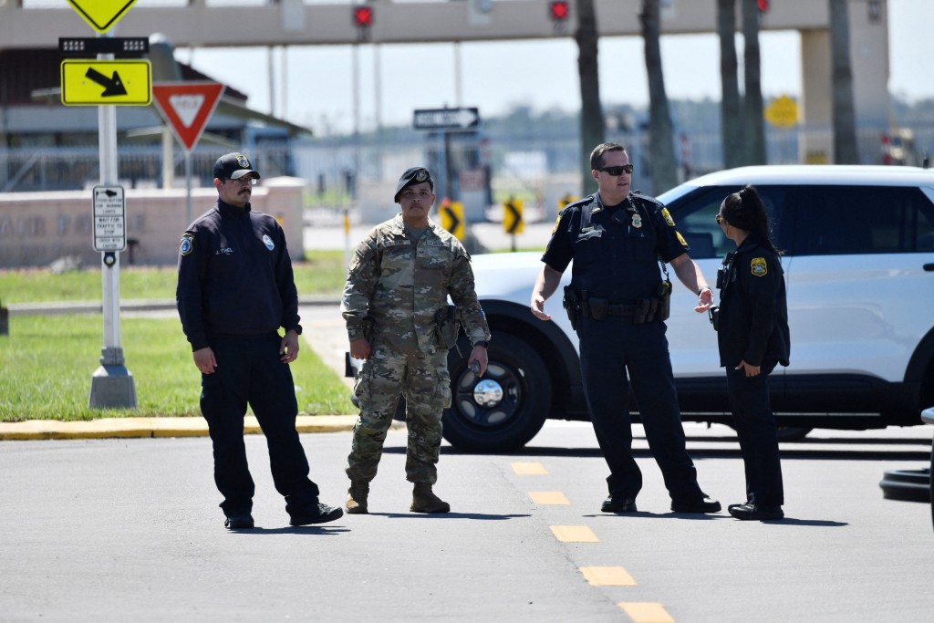 军警接报到场调查，封锁附近交通。路透社