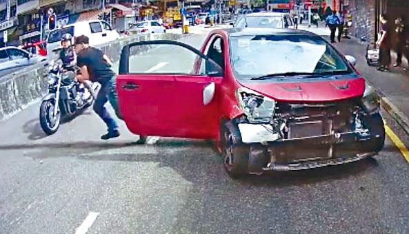 被告當日駕駛涉案桃紅色豐田iQ私家車,棄車而去。資料圖片