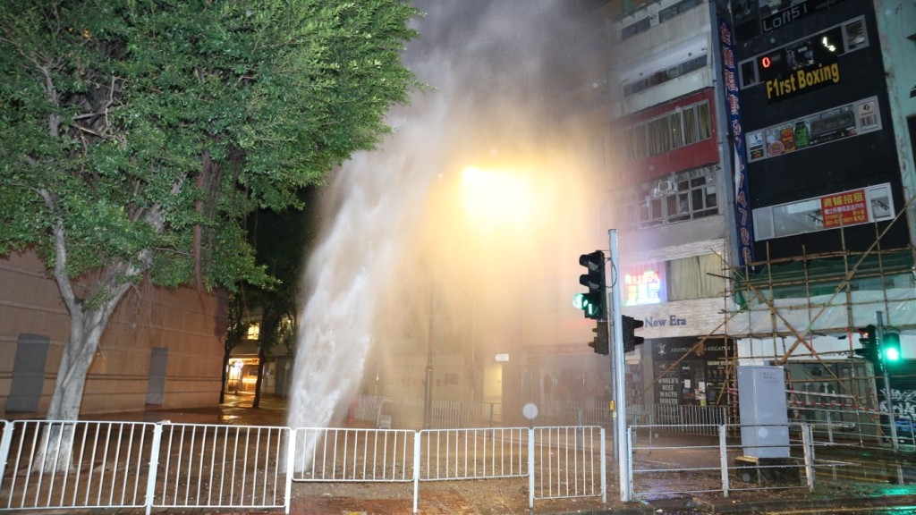 行人路噴出7米高水柱。
