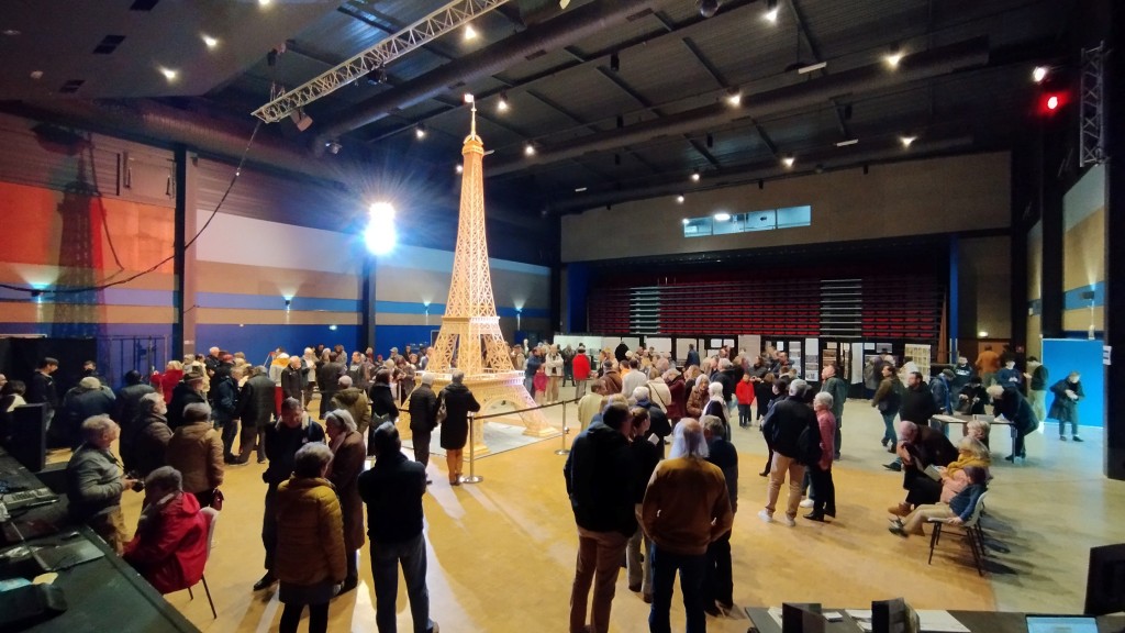 2024年1月7日，普勞德（Richard Plaud）在法國索容展示7.2米高的巴黎地標艾菲爾鐵塔火柴模型。 路透社