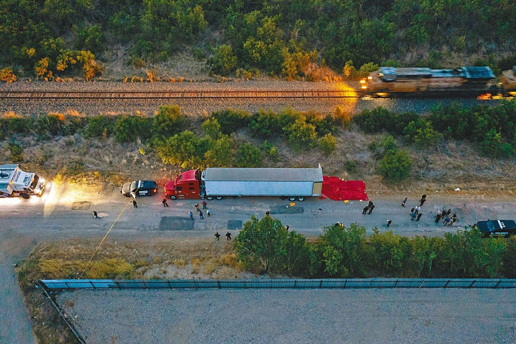 事發的人蛇貨車周一停泊德州聖安東尼奧的路旁，執法人員到場善後。 