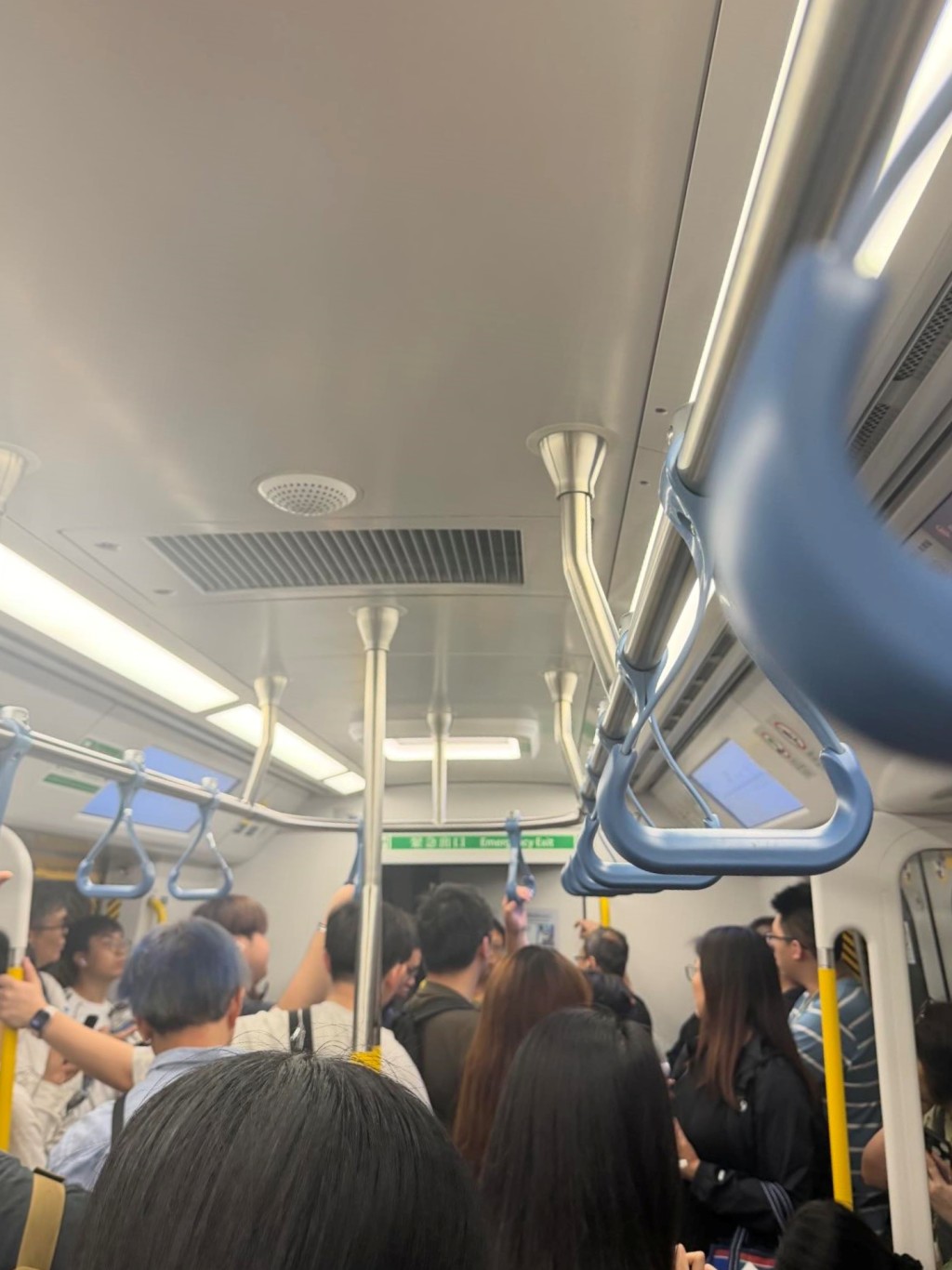 有網民拍攝到車尾駕駛室大門被打開。Threads:_monshua17_ 有網民拍攝到車尾駕駛室大門被打開。Threads:_monshua17_