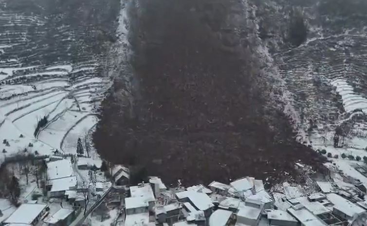 山泥倾泻现场附近有煤矿公司，有村民怀疑事故与过度开采有关。影片截图