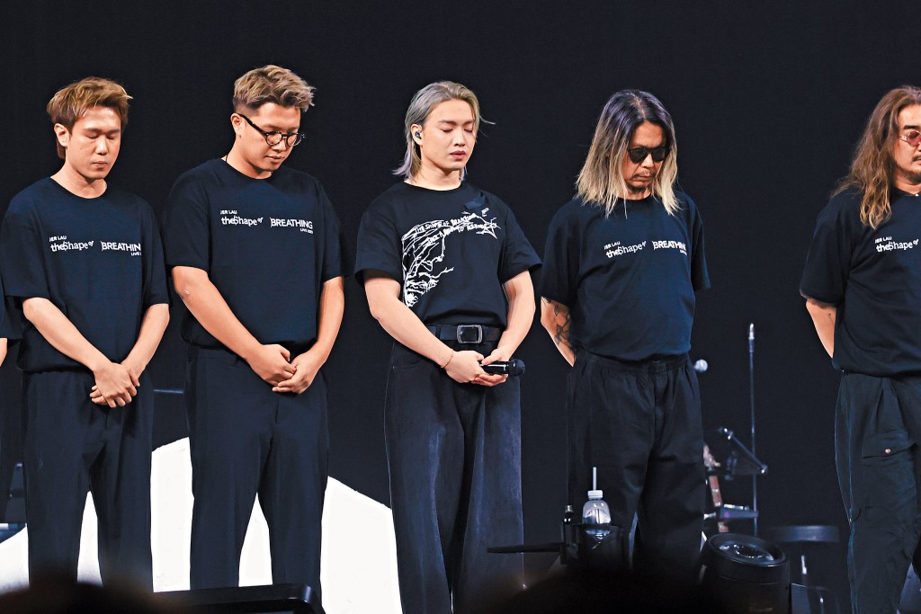 Jer與工作人員身穿黑衫黑褲，帶領全場默哀。