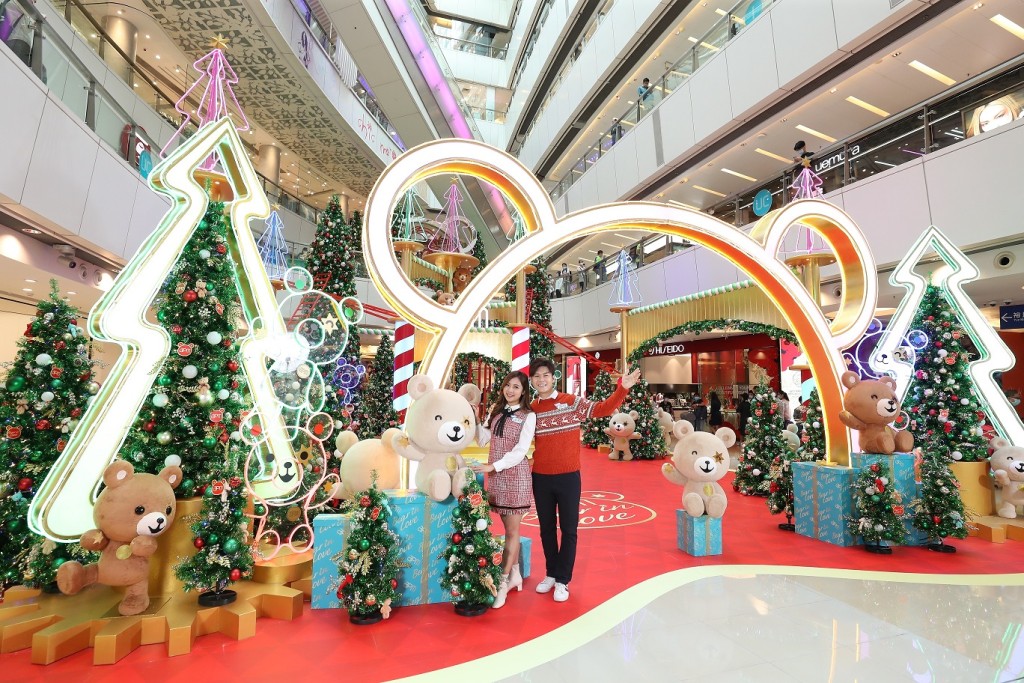 3,000平方呎的apm熊樂園，有近百隻愛心熊兵團配襯上趣緻可愛的毛絨聖誕潮Look。