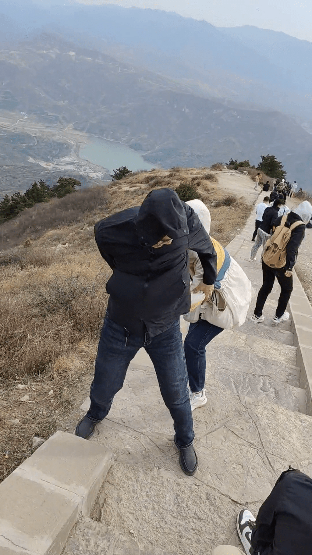 大同恆山景區遭遇極端大風天氣,遊客被吹得走不動道。 大同恆山景區遭遇極端大風天氣,遊客被吹得走不動道。