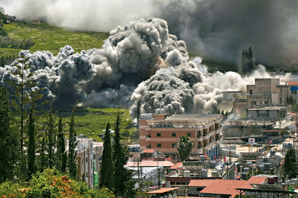 以军昨日空袭黎巴嫩纳巴蒂耶市，浓烟升空。 