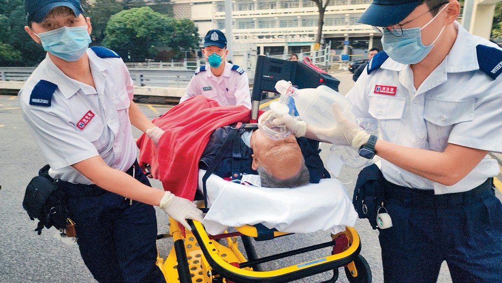 躉船工人送院不治。