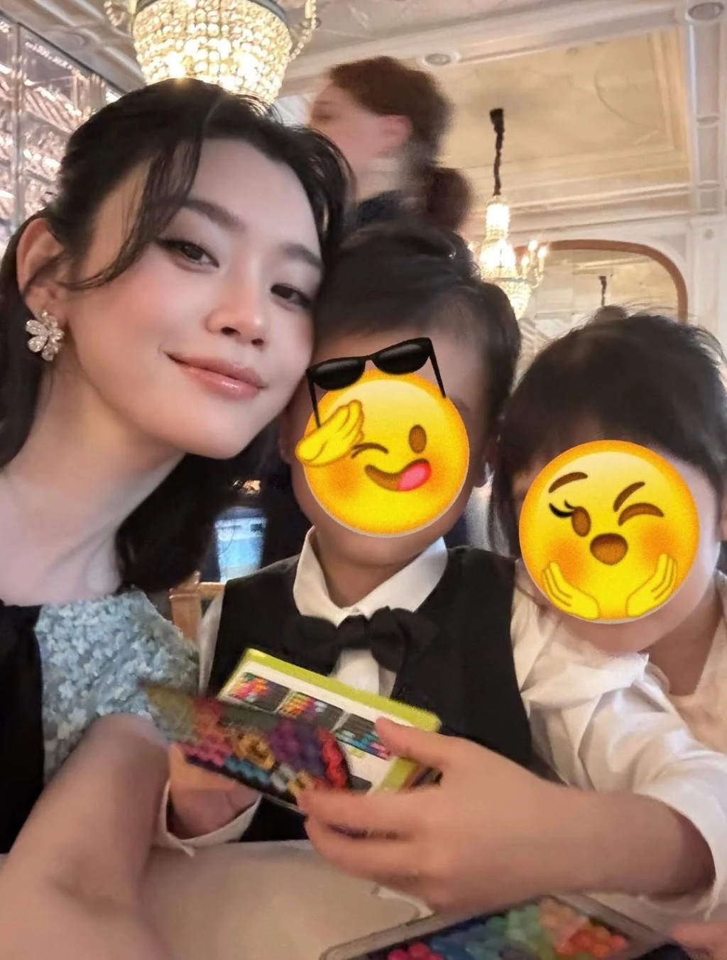 奚夢瑤分享與子女合照。