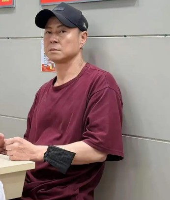 蔡一杰癌细胞扩散最新状态曝光 孤身落茶餐厅素颜憔悴身形消瘦 揸机与粉丝自拍展绅士风度