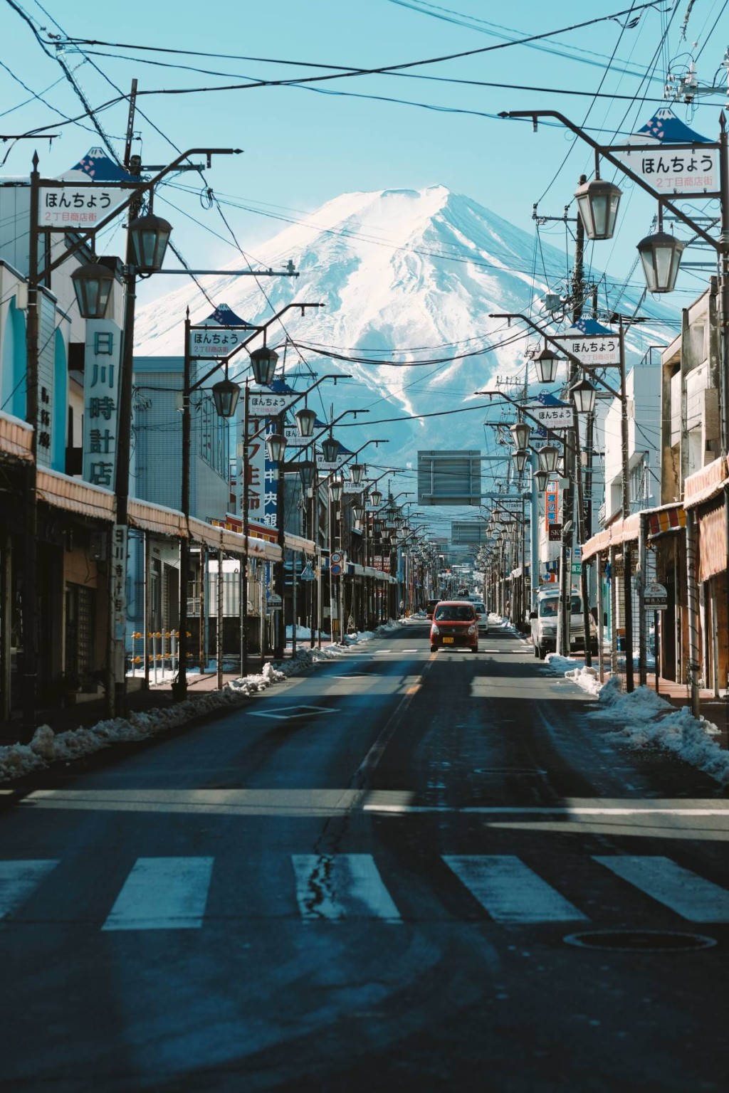吉田市一个路口位可同时拍摄到街景与富士山的美景。